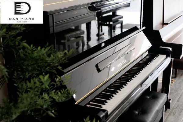 Yamaha U300